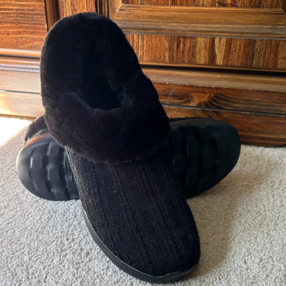 Sketchers Go Lounge knit slip on with faux fur lining
